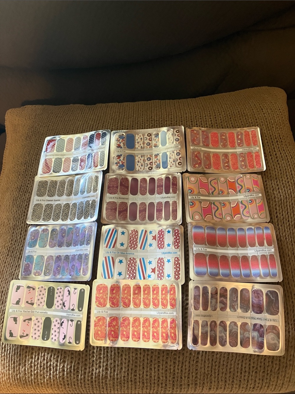 Salon quality set of 12 nail wraps.